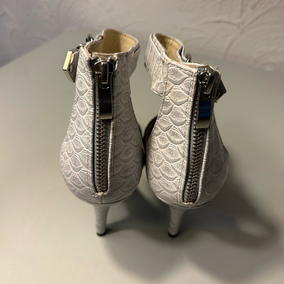 Chinese Laundry 4” Heels with Nlack Suede Toe and Grey Dnake Pattern size 7 1/2 - Picture 3 of 5